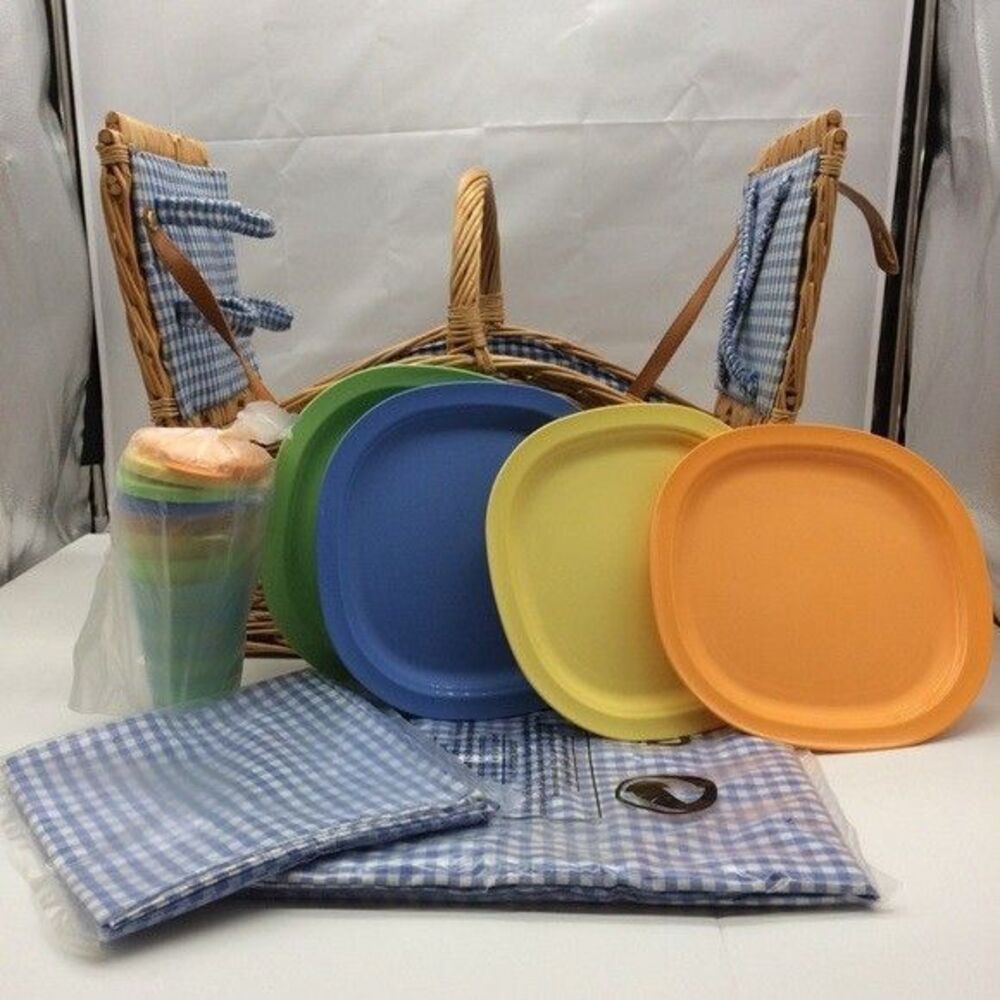 4 Person Lrg Wicker Picnic Basket w/Plates, Cups, Cloth Napkins, Tablecloth-NWOB